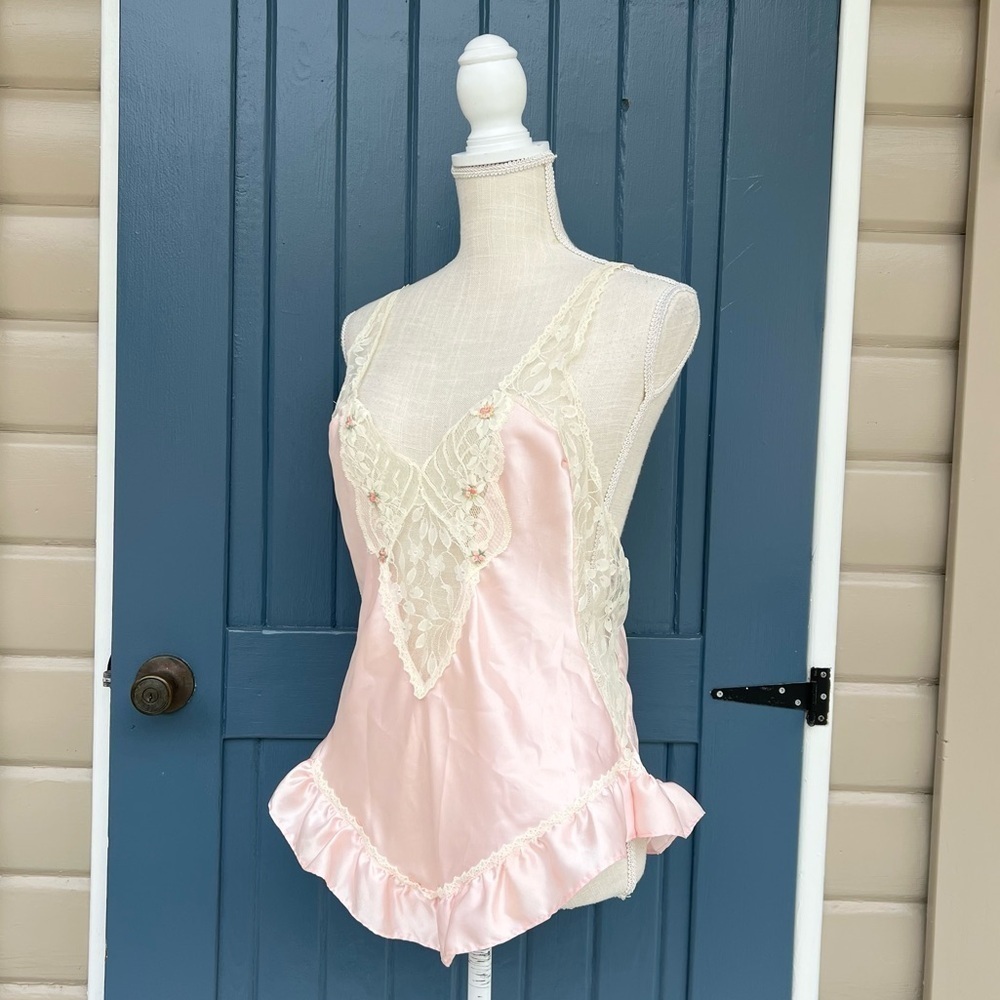 Vintage Samye lace detailing and small floral accents Women Size L